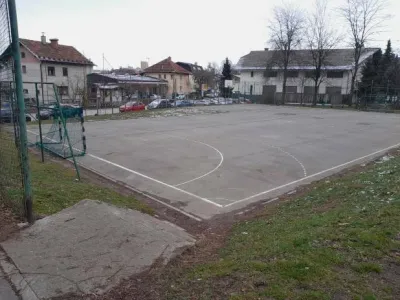 Začeli bodo s prenovo &scaron;portnega igri&scaron;ča Brilejeva 11 ob Vodnikovi cesti v Dravljah. F MOL