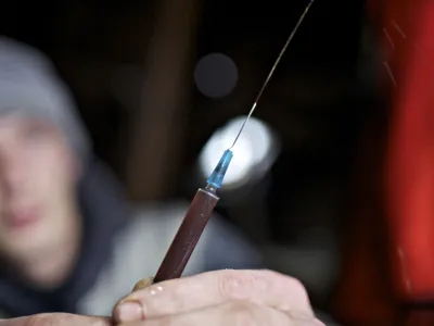 vbrizaganje heroina - injekcijska igla- narkomanija - heroinska zasvojenost v Ljubljani - odvisniki, droge - mamila - heroin//FOTO: Jaka AdamičOPOMBA: ZA OBJAVO V PRILOGI &ndash; DNEVNIKOV OBJEKTIV - REPORTAŽA