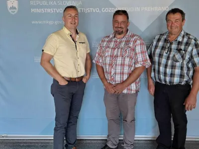 Združenje slovenske kmečke iniciative. Od leve: Erik Remic (podpredsednki), Bo&scaron;tjan Slemen&scaron;ek (predsednik) in Gregor Vog (podpredsednik). F Kmečka iniciativa
