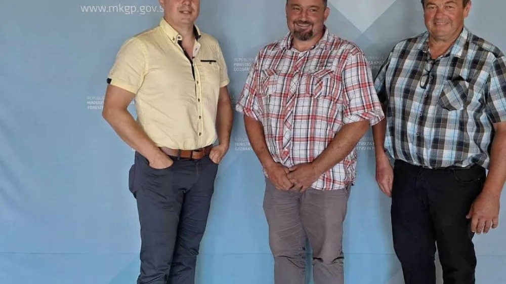 Združenje slovenske kmečke iniciative. Od leve: Erik Remic (podpredsednki), Bo&scaron;tjan Slemen&scaron;ek (predsednik) in Gregor Vog (podpredsednik). F Kmečka iniciativa