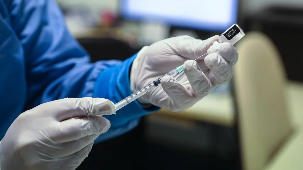 cepivo Pfizer BioNTceh- 27.12.2020 - prvi dan cepljenja proti koronavirusu v Sloveniji - Epidemija koronavirus COVID-19 v Sloveniji - dom upokojencev Fuine//FOTO: Luka Cjuha.