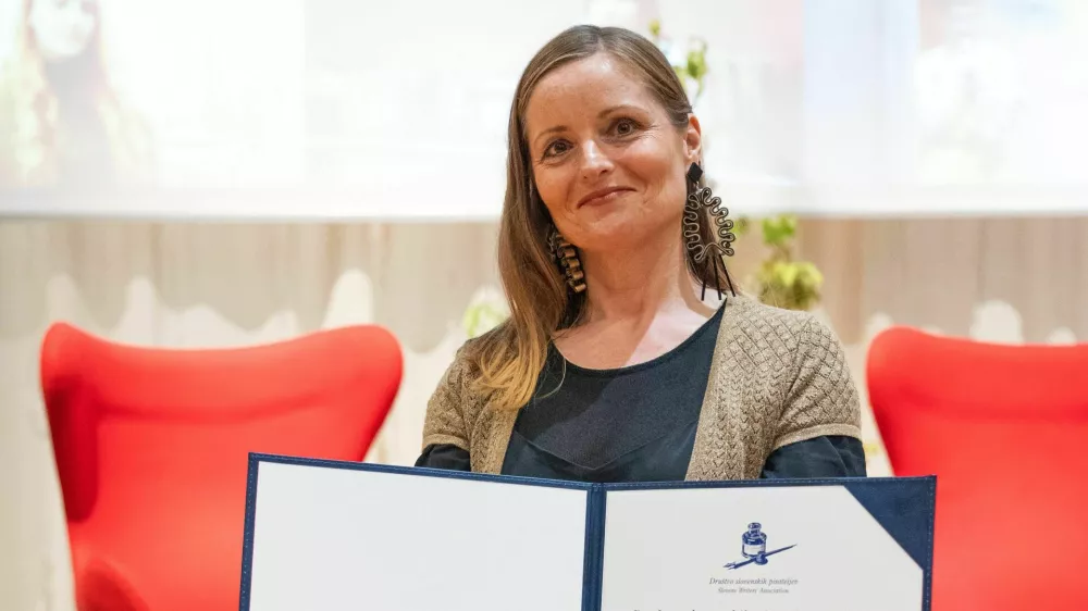 Leto&scaron;nja dobitnica Stritarjeve nagrade je Petra Kor&scaron;ič. F Mitic Javornik