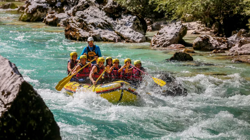 Rafting na Soči, cilj pri Trnovem ob Soči- Soča rafting Bovec -- 14.08.2016 - Posočje - Poletni Dnevnik - počitni&scaron;ka reportaža - poletno dopustovanje - turizem -     //FOTO: Bojan Velikonja / Foto: Bojan Velikonja