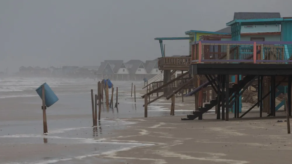 Rain and swells from Hurricane Beryl approach homes along Surfside Beach, Texas, U.S., July 7, 2024. REUTERS/Adrees Latif