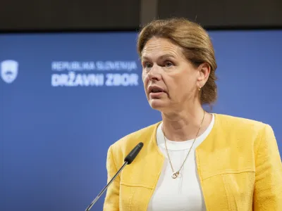 Ljubcjana, DZ.Novinarska konferenca poslancev Svobode Tamare Kozlovic in Roberta Janeva, na kateri sta spregovorila o predlogu novele zakona o izgradnji, upravljanju in gospodarjenju z drugim tirom zelezniske proge Divaca-Koper.Ministrica za infrastrukturo Alenka Bratusek.Foto. Bor Slana/STA