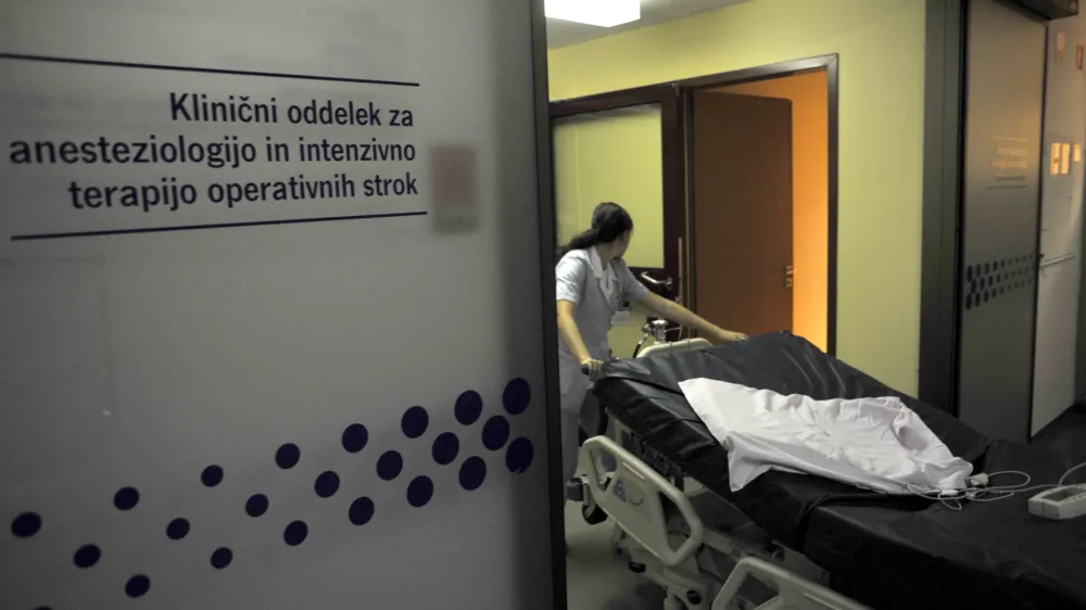 - stavka medicinskih sester - Univezitetni klinični center (UKC) - okoli 50 medicinskih sester, zaposlenih v enotah intenzivne terapije III v UKC-ju, stavka zaradi kr&scaron;itev pogodb o zaposlitvi - stavkajoče opravljajo delo diplomiranih medicinskih sester, zato na nižjo plačo ne pristajajo, medicinske sestre   //FOTO: Tomaž Zajel&scaron;nik
