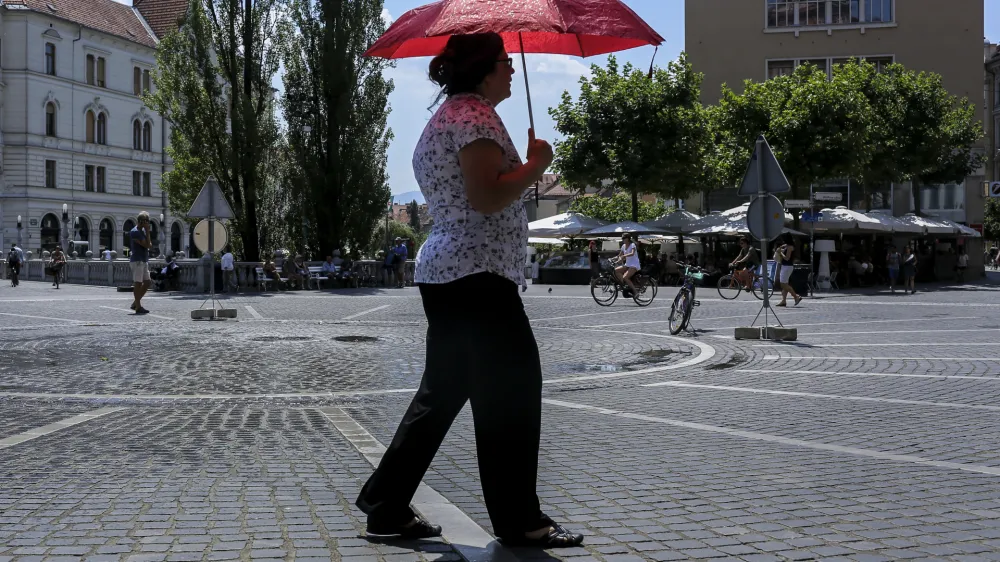 - senčnik - dežnik - za&scaron;čita pred soncem- 17.07.2015 - vremenska slika v Ljubljani - poletje - vročina - vročinski val - visoke temperature - najvi&scaron;je dnevne temperature do 37 stopinj Celzija -       ///FOTO: Jaka Gasar