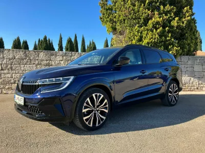 Espace je postal največji Renaultov &scaron;portni terenec, pri katerem za pogon skrbi kombinacija bencinskega in električnega motorja.