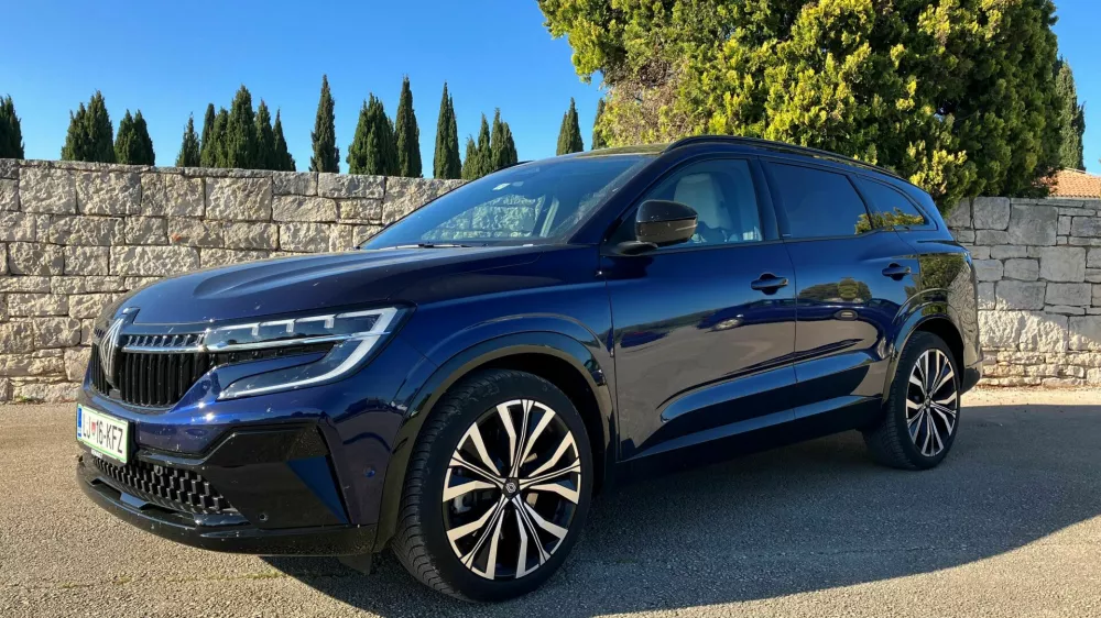 Espace je postal največji Renaultov &scaron;portni terenec, pri katerem za pogon skrbi kombinacija bencinskega in električnega motorja.