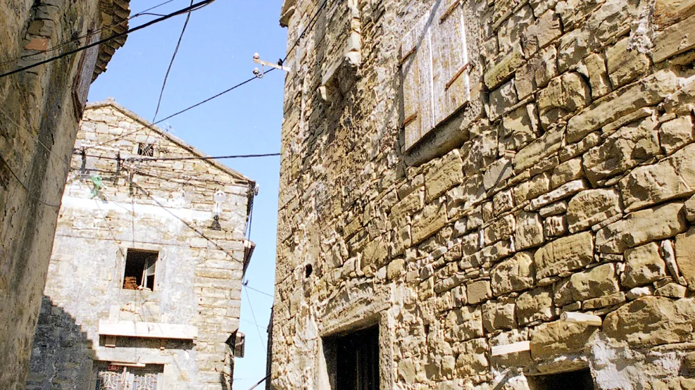 Sprememba zakona o dedovanju naj bi prispevala k pohitritvi zapu&scaron;činski postopkov v primeru starih nepremičnin z neznanimi dediči, ki so pokojni ali v tujini, nepremičnine pa zato prazne in propadajoče. Fotografija je simbolična.