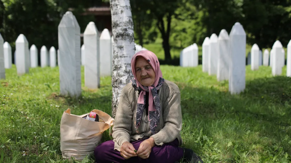 - Srebrenica - vojska bosanskih Srbov je leta 1992 umorila več kot 8000 Bo&scaron;njakov.- Spominski center Potočari posvečen žrtvam pokola v Srebrenici leta 1992 - - 08.06.2021 &ndash; Bosna in Hercegovina (BIH) &ndash; Srebrenica - reportaža ob obsodbi na dosmrtno zaporno kazen nekdanjega voja&scaron;kega poveljnika bosanskih Srbov Ratka Mladića v Haagu 08.06.2021 obsojenega genocida ter zločinov proti človečnosti in vojnih zločinov med vojno v BiH med letoma 1992 in 1995.    //FOTO: Bojan Velikonja