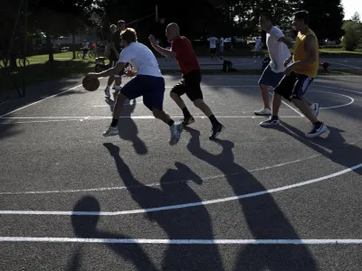 Savsko naselje - - ulična ko&scaron;arka - ko&scaron;arkarsko - ko&scaron;arka&scaron;ko igri&scaron;če - ko&scaron; - ///FOTO: Luka Cjuha OPOMBA: ZA OBJAVO V PRILOGI &ndash; DNEVNIKOV OBJEKTIV - REPORTAŽA 2013