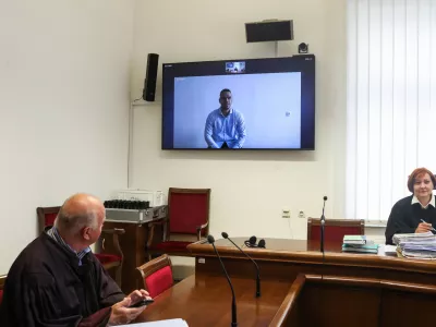 Sodnica Dejana Fekonja &scaron;e ni imela priložnosti spoznati ​Alena Gredića v živo. Predobravnavni narok so izvedli prek videokonferenčne povezave.

&nbsp;

&nbsp;