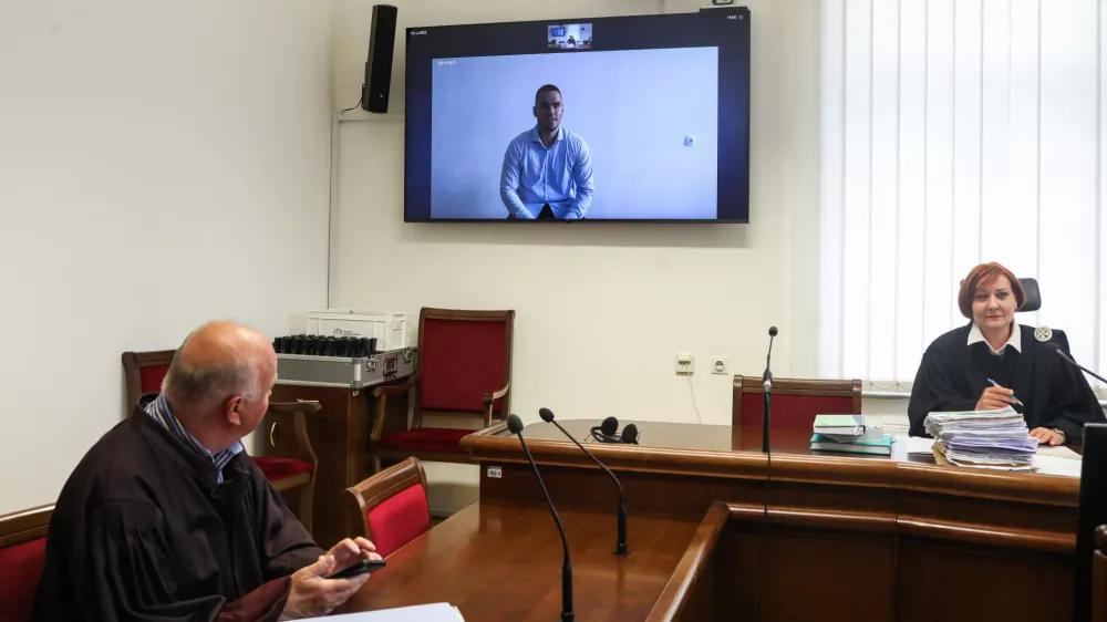 Sodnica Dejana Fekonja &scaron;e ni imela priložnosti spoznati ​Alena Gredića v živo. Predobravnavni narok so izvedli prek videokonferenčne povezave.

&nbsp;

&nbsp;