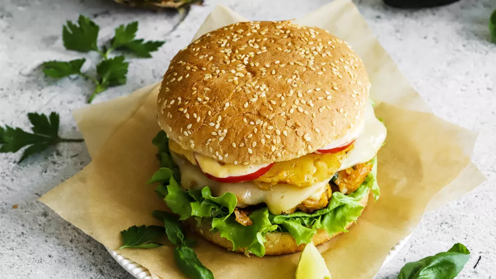 Pi&scaron;čančji burger z ananasom. 