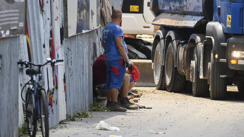 gradbincigradbeni&scaron;tvodelo v vročinidelavcigradbi&scaron;če10.07.2024 - Vročinski val v Ljubljani FOTO: Nik Erik Neubauer
