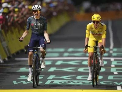 Ne prav pogost prizor. Jonas Vingegaard (levo) je v sprintu prehitel Tadeja Pogačarja (desno). To je bilo le polivanje soli na rane Slovenca, ki je danes odkrito napadel veliko razliko, na koncu pa ostal celo brez etapne zmage.

&nbsp;

&nbsp;