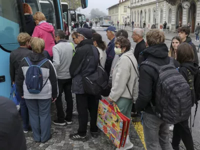 - 07.10.2022 &ndash; Avtobusna postaja Ljubljana - zaradi brezplačnih vozovnic za upokojence občasna gneča na avtobusih, ki vozijo proti Obali - - upokojenci - starej&scaron;i - starostniki - brezplačne vozovnice - //FOTO: Jaka Gasar / Foto: Jaka Gasar