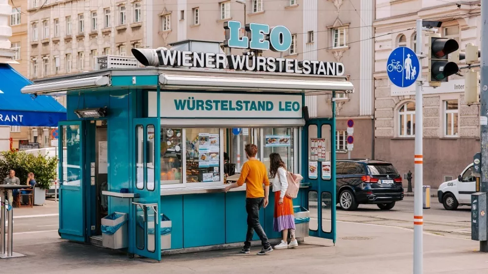 W&uuml;rstelstand Leo, najstarej&scaron;a stojnica s klobasami na Dunaju iz leta 1928. 