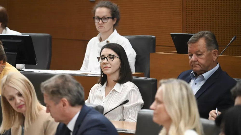 Ministrica Emilija Stojmenova Duh za zdaj &scaron;e uživa podporo premierja, a seznam očitkov na njen račun je vse dalj&scaron;i&nbsp;...

&nbsp;

&nbsp;