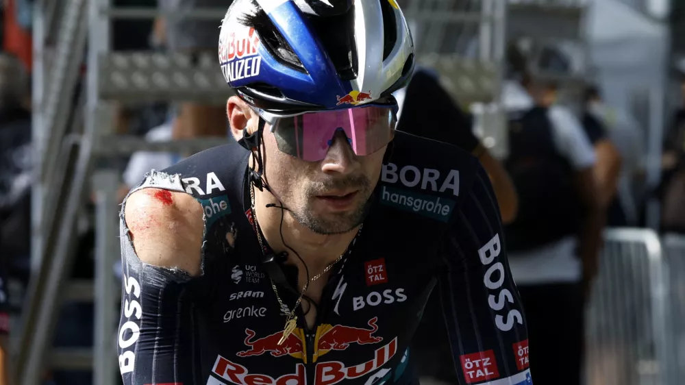 Primož Roglič se je po padcu znova juna&scaron;ko pobral, a njegovo nadaljevanje Toura je pod vpra&scaron;anjem.

&nbsp;

&nbsp;