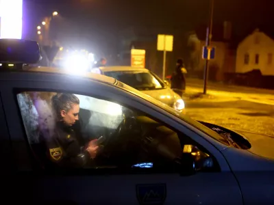 - policistka - preverjanje dokumentov - javna uprava - kazenska politika- 19.01.2015 - Ttrža&scaron;ka cesta pri Dolgem mostu - Policija - nadzor prometa - policijska prometna patrulja - poostrena kontrola cestnega prometa v nočnih urah - //FOTO: Bojan Velikonja