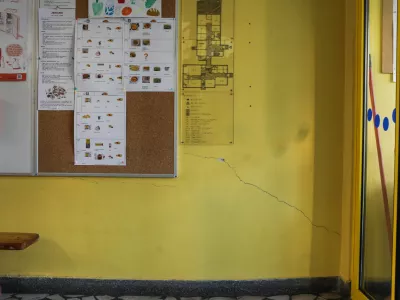 Poslopje centra je bilo zgrajeno leta 1946, dograjeno pa leta 1965; tako domski kot &scaron;olski del pa od takrat nista dočakala nobene večje obnove&nbsp;