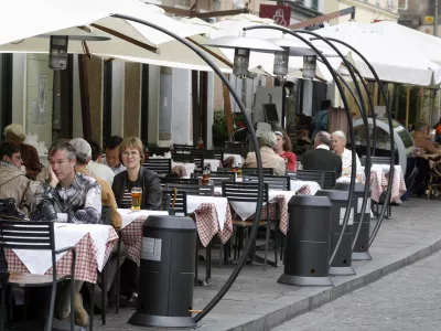 Gostilna Zlata ribica - gostinski vrt - gostinski lokal na tako imenovani ljubljanski plaži ob Ljubljanici - //FOTO: Luka CjuhaOPOMBA: ZA OBJAVO V ČASOPISU DNEVNIK