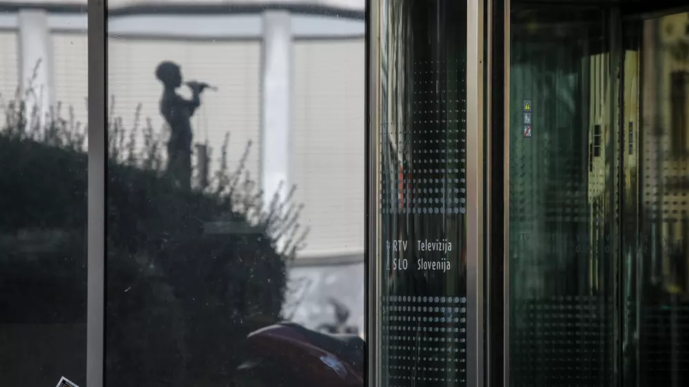 - simbolična fotografija - deček s pi&scaron;čalko &ndash; Pastirček - simbol RTV -  - 21.09.2022 - akcija v podporo novinarkam in novinarjem ter ostalim sodelavcem javne RTV Slovenije, ki jo je izvedel Mladi forum Socialnih demokratov,  //FOTO: Luka Cjuha