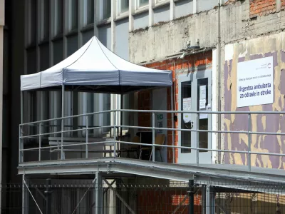 &Scaron;otor pred vhodom v prostore urgentne ambulante je namenjen za&scaron;čiti oseb pred neugodnimi vremenskimi razmerami.

&nbsp;

&nbsp;
