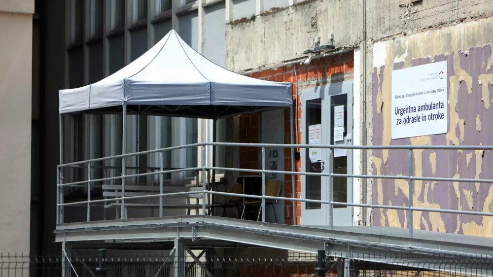 &Scaron;otor pred vhodom v prostore urgentne ambulante je namenjen za&scaron;čiti oseb pred neugodnimi vremenskimi razmerami.

&nbsp;

&nbsp;