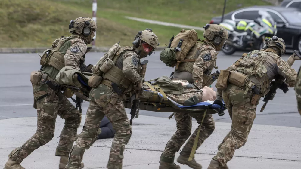 - simbolična fotografija &ndash; vojaki SV -- 31.03.2023 &ndash; Slovenska vojska (SV) - Voja&scaron;nica Ivana Cankarja Vrhnika - obisk predsednice republike v okviru katerega se je seznanila s stanjem pripravljenosti Slovenske vojske v letu 2022, //FOTO: Jaka Gasar