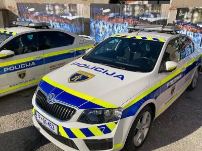 Postojna.Vozilo avtocestne policije.V prenovljeni stavbi nekdanje prometne policije v Postojni so danes uradno odprli prostore Uprave avtocestne policije. Znotraj uprave bo usklajeno delovalo pet specializiranih enot, in sicer Ljubljana, Celje, Maribor, Koper in Novo mesto, ki bodo s stalno prisotnostjo na avtocestah pokrivale obmocja ene ali vec policijskih uprav.