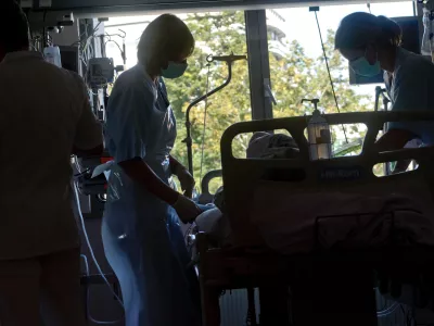 Bolni&scaron;nični oddelek za intenzivno negoBolni&scaron;nični oddelek za nevrolo&scaron;ke intenzivne terapijeBolni&scaron;nični oddelek enota za možgansko kapmedicinske sestrebolni&scaron;ka soba - postelje   - Nevrolo&scaron;ka klinika v ljubljanskem UKC 2013 - Klinični oddelek za vaskularno in intenzivno nevrolo&scaron;ko terapijo   //FOTO: Tomaž Zajel&scaron;nik