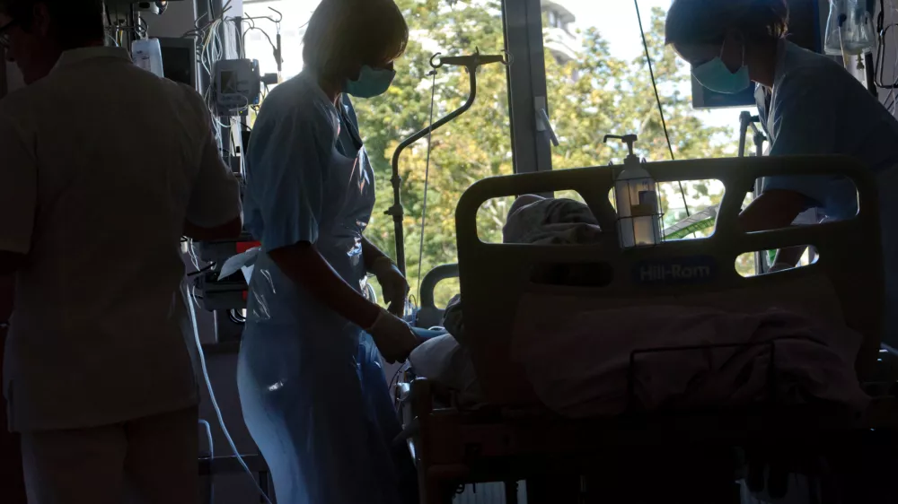 Bolni&scaron;nični oddelek za intenzivno negoBolni&scaron;nični oddelek za nevrolo&scaron;ke intenzivne terapijeBolni&scaron;nični oddelek enota za možgansko kapmedicinske sestrebolni&scaron;ka soba - postelje   - Nevrolo&scaron;ka klinika v ljubljanskem UKC 2013 - Klinični oddelek za vaskularno in intenzivno nevrolo&scaron;ko terapijo   //FOTO: Tomaž Zajel&scaron;nik