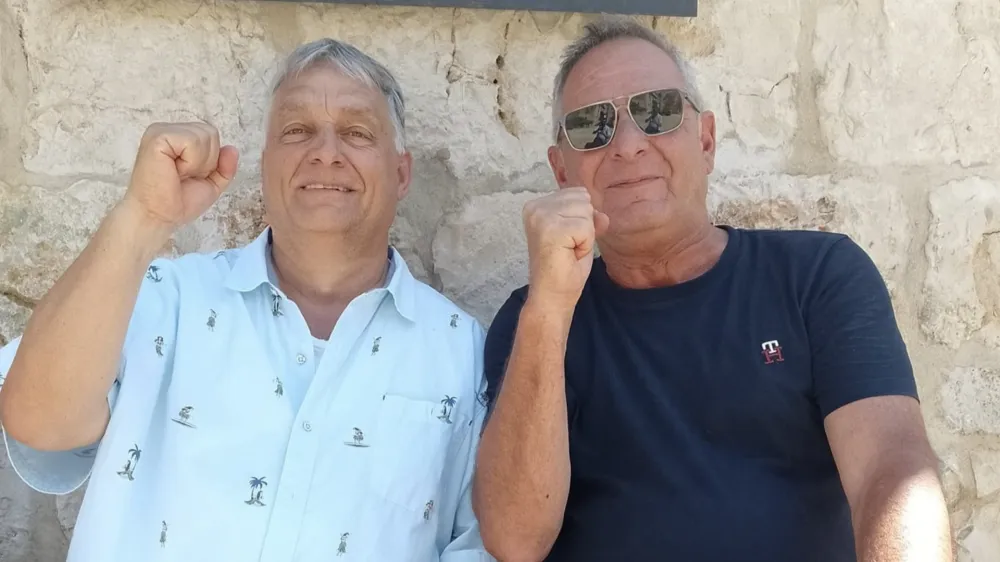 Viktor Orban (levo) tokrat dopustuje na otoku Visu. F facebook