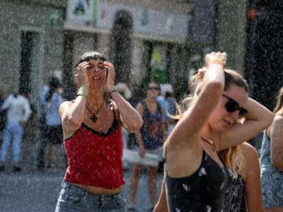 - Pre&scaron;ermov trg - območje z lastnim vremenom &ndash; vodna instalacija umetnika Zmaga Modica, ki pr&scaron;i mimoidoče &ndash; umetni dež - osvežitev - - 01.08.2017 &ndash; Poletje v Ljubljani &ndash; vročina - četrti vročinski val &ndash; velika toplotna obremenitev - najvi&scaron;je dnevne temperature od 32 do 38 stopinj Celzija, //FOTO: Luka Cjuha..