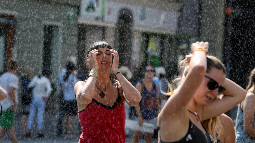 - Pre&scaron;ermov trg - območje z lastnim vremenom &ndash; vodna instalacija umetnika Zmaga Modica, ki pr&scaron;i mimoidoče &ndash; umetni dež - osvežitev - - 01.08.2017 &ndash; Poletje v Ljubljani &ndash; vročina - četrti vročinski val &ndash; velika toplotna obremenitev - najvi&scaron;je dnevne temperature od 32 do 38 stopinj Celzija, //FOTO: Luka Cjuha..