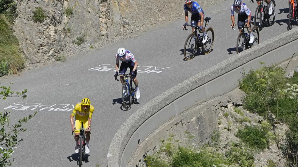 Tadej Pogačar (na fotografiji v rumenem dresu) je v glavnini prvi sprožil napad. Sprva mu je sledil Jonas Vingegaard (v pikčastem), junak dneva med kapetani Remco Evenepoel (v belem) pa je sledil iz ozadja, a je imel na koncu največ moči.

&nbsp;

&nbsp;

&nbsp;