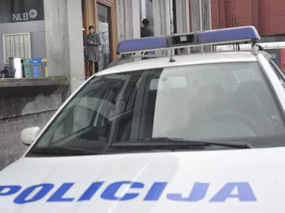  simbolična - ilustrativna fotografija NLB, afera, preiskave, preiskava, policija- &Scaron;martinska cesta 132 - Nova Ljubljanska banka - hi&scaron;na preiskava -   - hi&scaron;ne preiskave 2013 - kriminalistična preiskava domnevno spornega poslovanja NLB. - zaradi nepravilnosti pri odobravanju kreditov banka o&scaron;kodovana za tri milijone evrov   //FOTO: Tomaž Zajel&scaron;nik