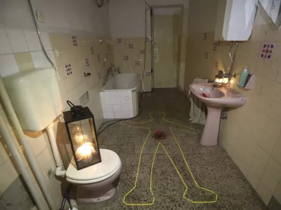 - simbolična fotografija &ndash; nasilje nad ženskami- 24.10.2023 - Hi&scaron;a strahov - ozave&scaron;čanje o nasilju nad ženskami, Rimska ulica 3 v Ljubljani //FOTO: Luka Cjuha