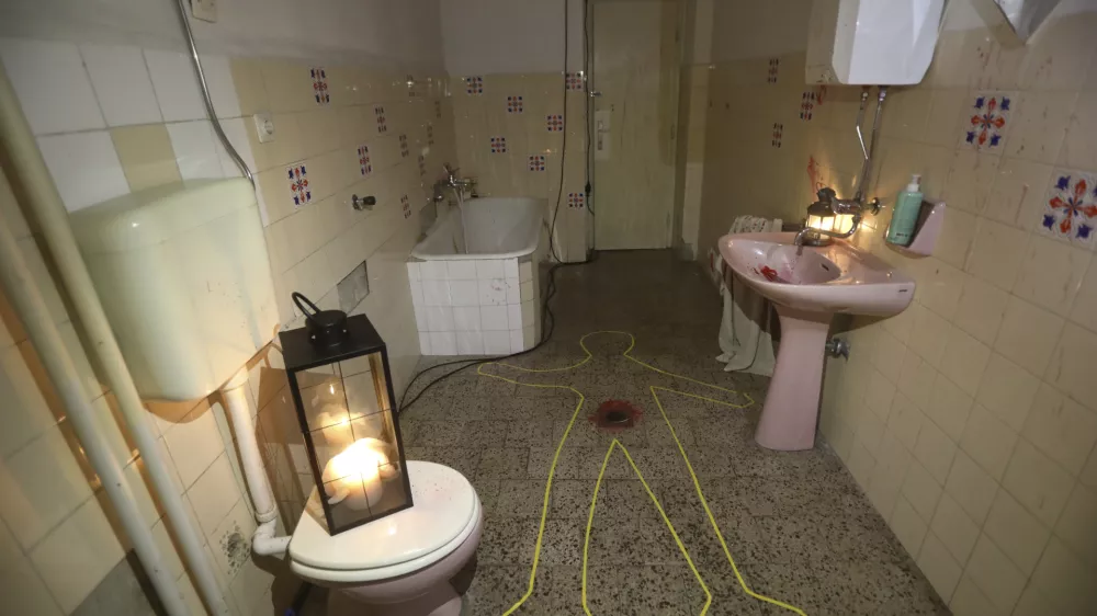 - simbolična fotografija &ndash; nasilje nad ženskami- 24.10.2023 - Hi&scaron;a strahov - ozave&scaron;čanje o nasilju nad ženskami, Rimska ulica 3 v Ljubljani //FOTO: Luka Cjuha