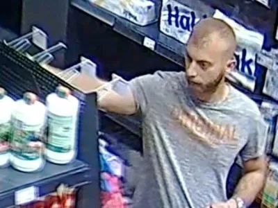 Srb je bil aretiran, potem ko je prej&scaron;nji petek do smrti zabodel nekdanjega vodjo oblikovanja pri Rolls-Royceu