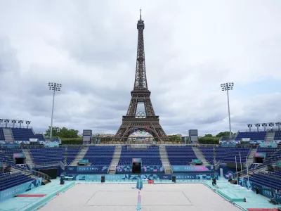 Na olimpijskih igrah v Parizu so prizori&scaron;če turnirja v odbojki na mivki umestili pred sloviti Eifflov stolp.

&nbsp;