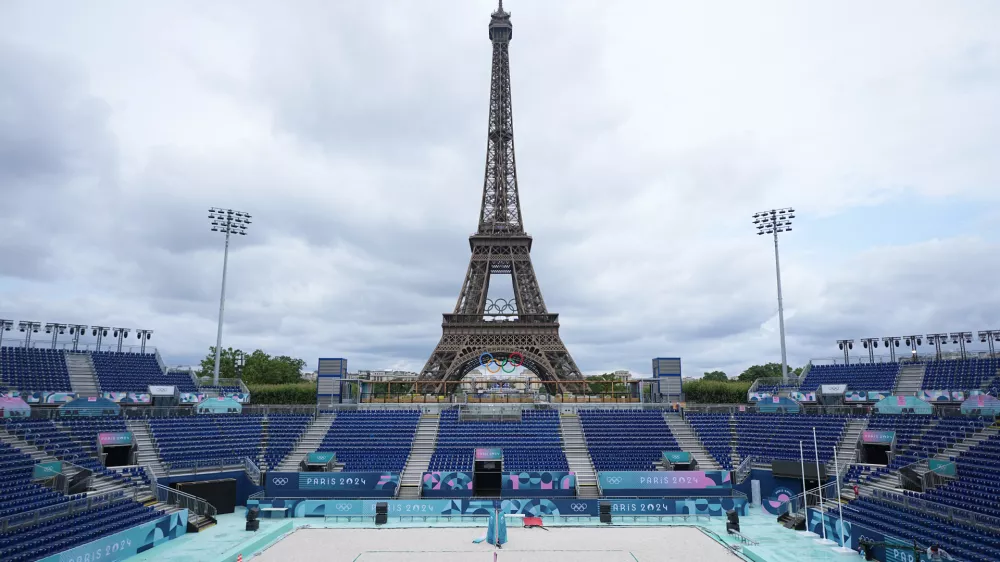 Na olimpijskih igrah v Parizu so prizori&scaron;če turnirja v odbojki na mivki umestili pred sloviti Eifflov stolp.

&nbsp;