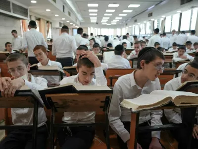 Mladi ultraortodoksni Judi med &scaron;tudijem v je&scaron;ivi na dan, ko je prvih tisoč dobilo poziv obrambnega ministrstva na nabor. V prihodnjih tednih naj bi ga dobilo skupno tri tisoč teh mladih, ki so bili odslej izvzeti iz služenja, sodi&scaron;če pa je presodilo, da je to nezakonito.

&nbsp;

&nbsp;

&nbsp;