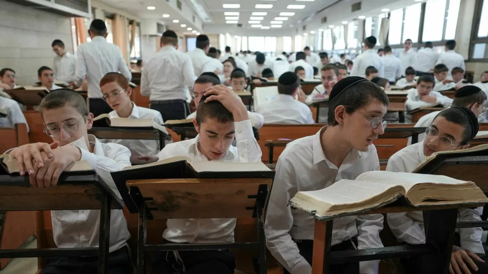 Mladi ultraortodoksni Judi med &scaron;tudijem v je&scaron;ivi na dan, ko je prvih tisoč dobilo poziv obrambnega ministrstva na nabor. V prihodnjih tednih naj bi ga dobilo skupno tri tisoč teh mladih, ki so bili odslej izvzeti iz služenja, sodi&scaron;če pa je presodilo, da je to nezakonito.

&nbsp;

&nbsp;

&nbsp;