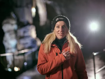 V 200-letni zgodovini turizma v Postojnski jami je Anja &Scaron;karabot Heric prva ženska z vozni&scaron;kim dovoljenjem za vožnjo jamskega vlaka