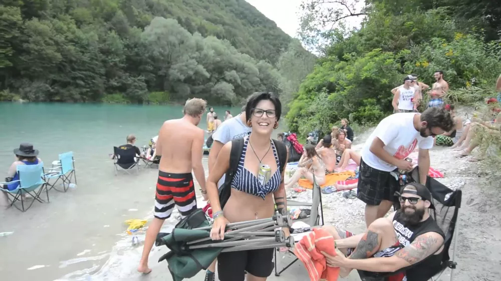 Festivali na sotočju Tolminke in Soče potekajo 26. leto zapored, njihovi organizatorji pa so zadnja leta zaradi prevelikega vpliva na lokalno okolje vse bolj omejeni pri ponujanju &scaron;tevilčnih presežkov.