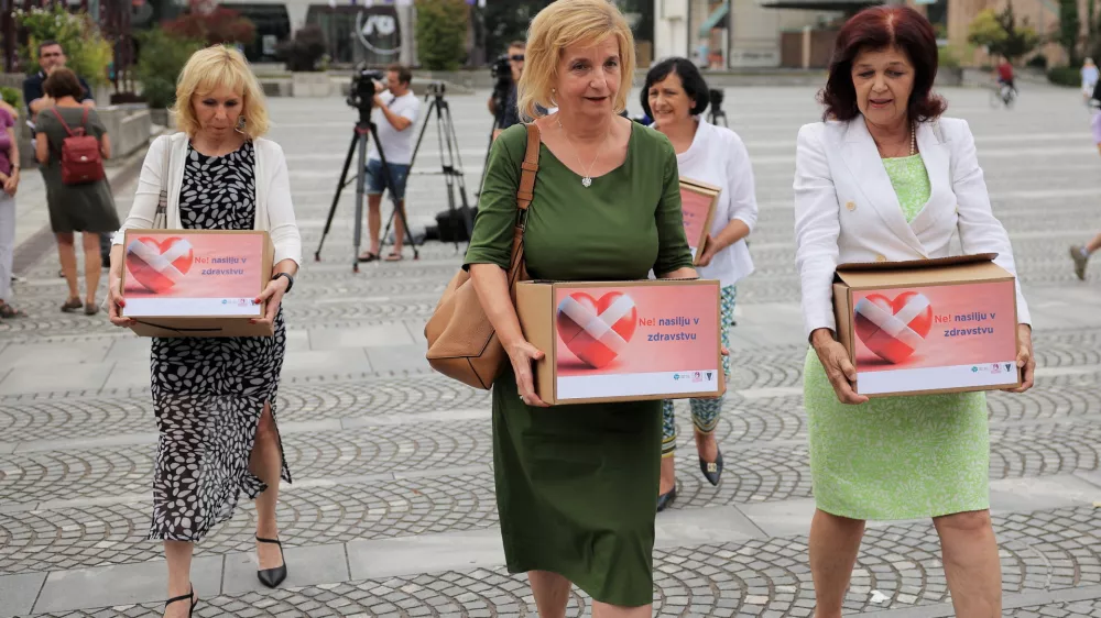 Ljubljana, pred DZ.Izjava za medije ob predaji podpisov podpore za spremembo kazenskega zakonika, ki bi vsem zdravstvenim delavcem zagotovil vecje kazenskopravno varstvo, ko bi bili zrtve napada ali grozenj, izjavo bodo podali predsednica Zdravniske zbornice Slovenije Bojana Beovic, vodja delovne skupine kampanje Ne dopuscajmo nasilja Nena Kopcavar Gucek, travmatolog in predavatelj o preprecevanju nasilja Ales Fischinger, predsednica Zbornice zdravstvene in babiske nege Slovenije Monika Azman in predsednica Lekarniske zbornice Slovenije Darja Potocnik Bencic.